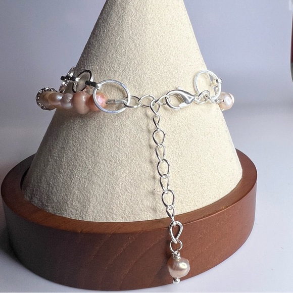Double layered bracelet with real pearls and a metal chain - Picture 4 of 4
